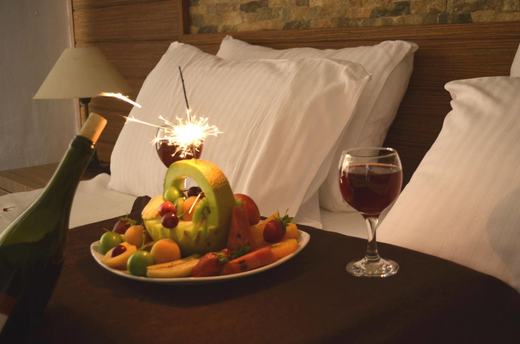Mesken Inn Hotel Гьочек Екстериор снимка
